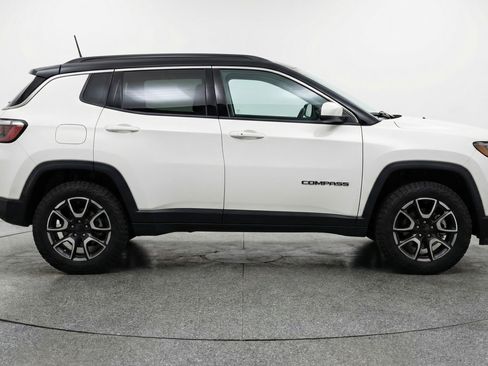 Used 2025 Jeep Compass Trailhawk AWD/4WD image 11
