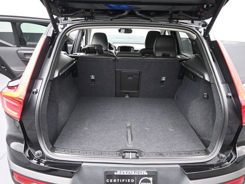 Used 2025 Volvo XC40 B5 Plus image 13