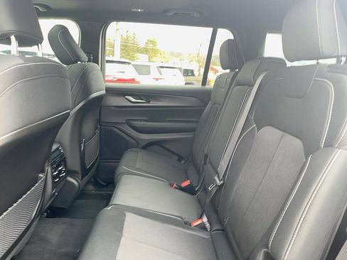 New 2025 Jeep Grand Cherokee L Laredo image 9