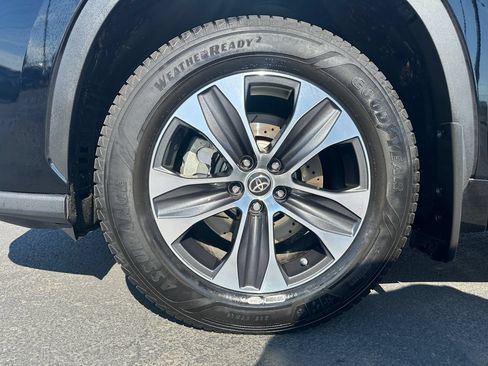 Used 2022 Toyota Highlander XLE AWD/4WD image 12