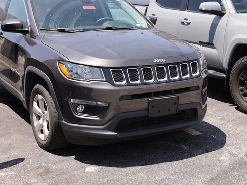 Used 2018 Jeep Compass Latitude w/ Popular Equipment Group AWD/4WD image 2