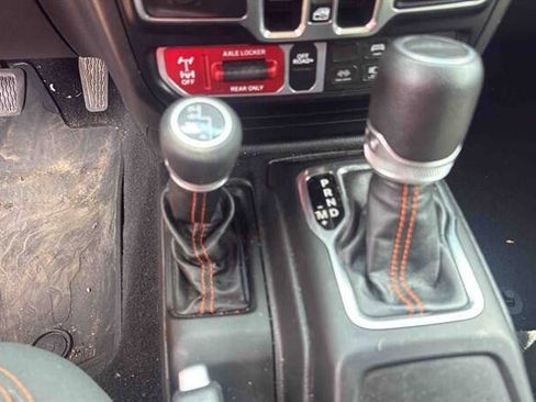 Used 2021 Jeep Gladiator Mojave AWD/4WD image 17