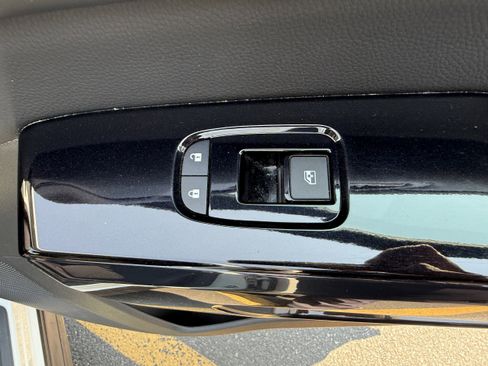 Used 2022 Nissan Pathfinder SV image 25