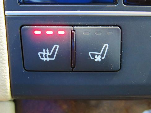 Used 2011 Mercedes-Benz E 550 Sport image 26