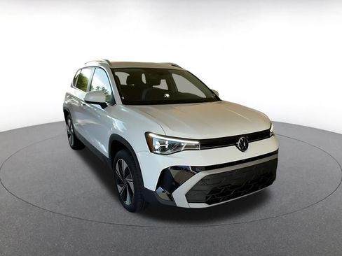 Used 2025 Volkswagen Taos SE image 3