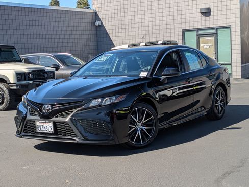 Used 2021 Toyota Camry SE image 1