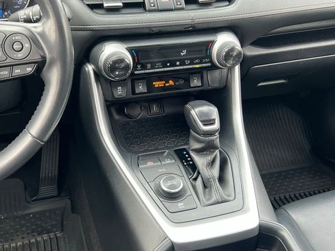 Used 2021 Toyota RAV4 XLE Premium image 19