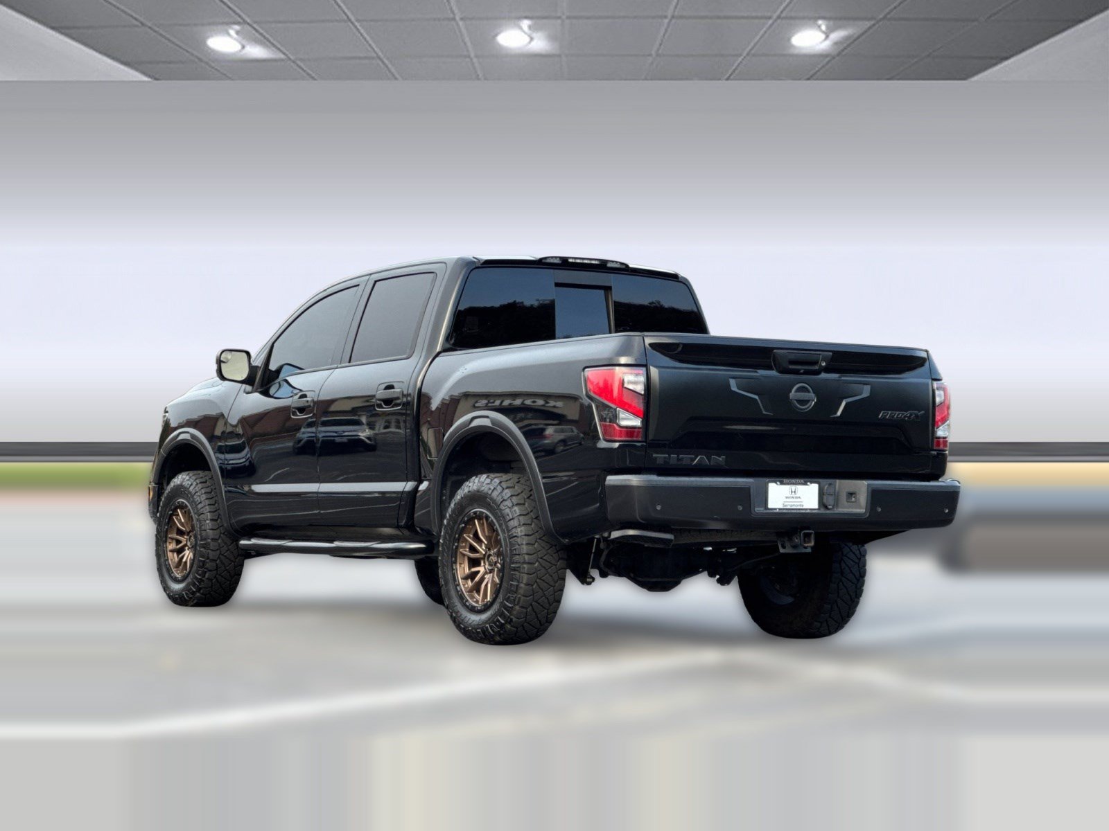 Used 2021 Nissan Titan PRO-4X w/ Pro-4x Convenience Package AWD/4WD image 3