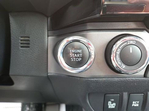 Used 2018 Toyota Tacoma TRD Sport image 11