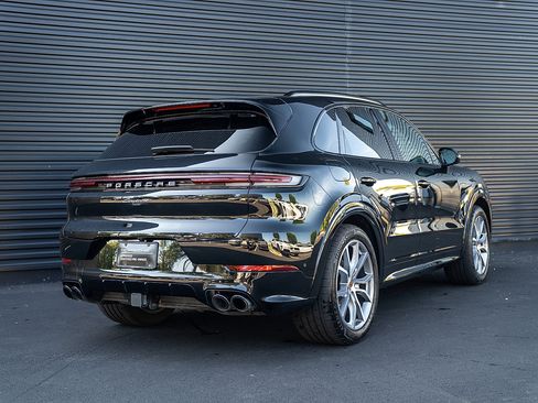 Certified 2025 Porsche Cayenne image 28