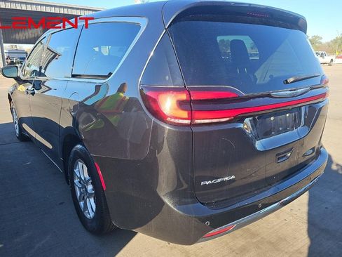 Used 2023 Chrysler Pacifica Touring-L image 4