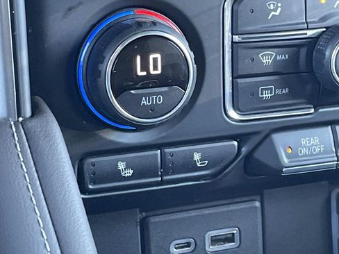 Used 2021 Chevrolet Suburban LT image 20