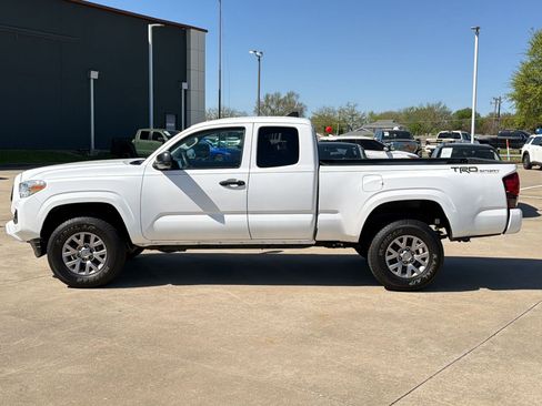 Used 2020 Toyota Tacoma SR image 2