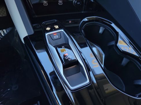 Used 2025 Audi Q5 Premium w/ Convenience Package image 29