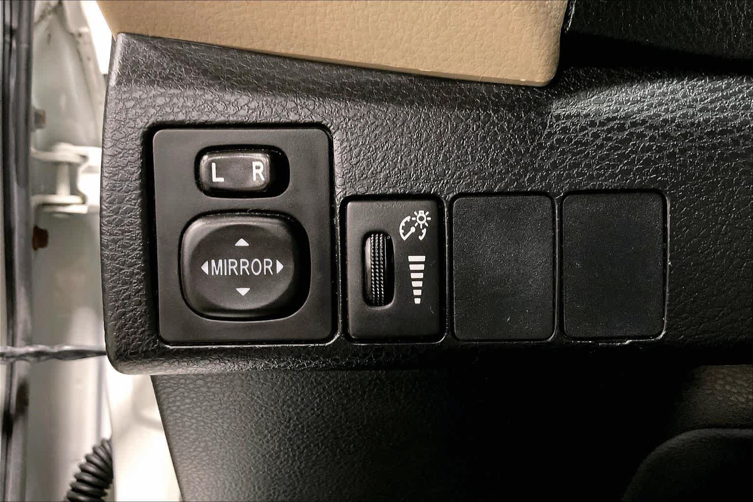 Used 2015 Toyota Corolla LE FWD image 33