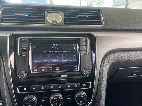 Used 2017 Volkswagen Passat 1.8T R-Line w/ R-Line Lighting Package FWD image 18