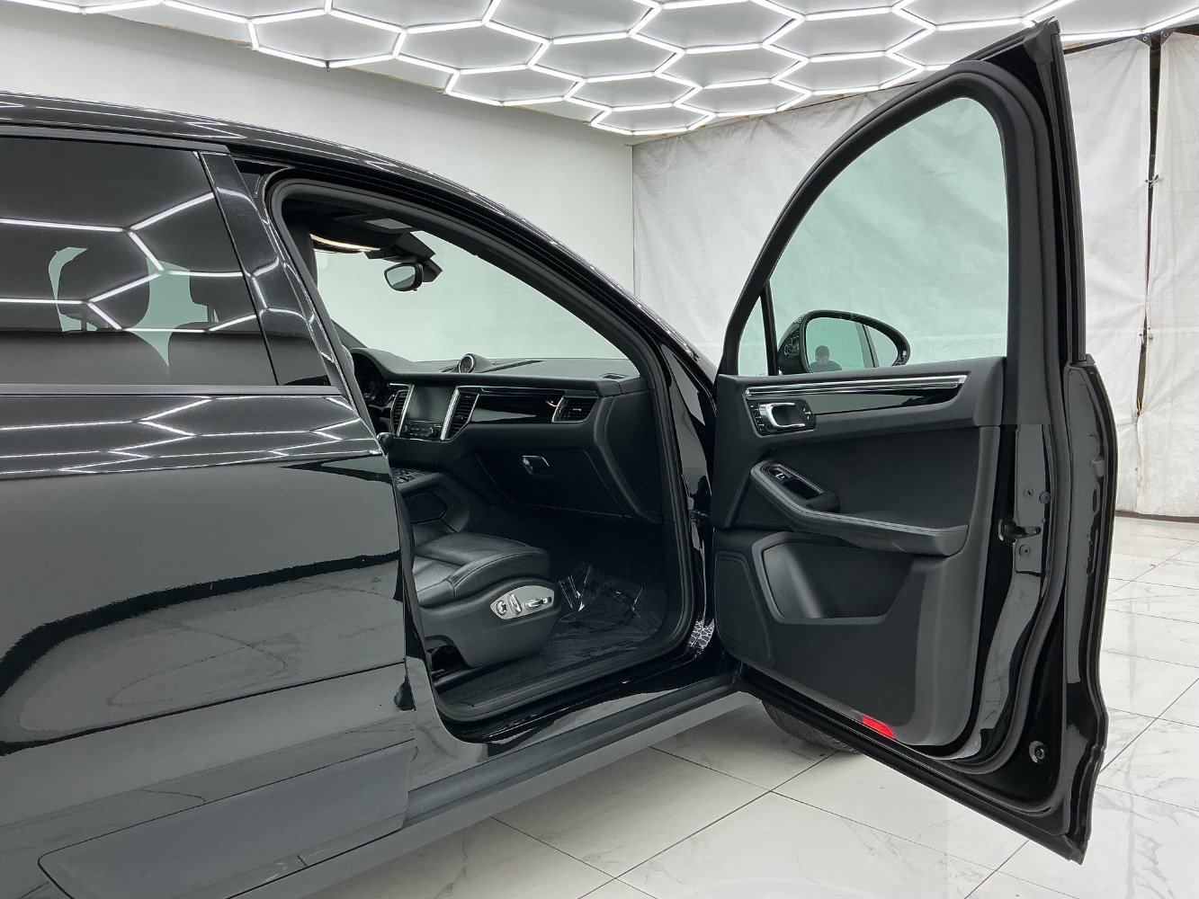 Used 2018 Porsche Macan AWD/4WD image 17