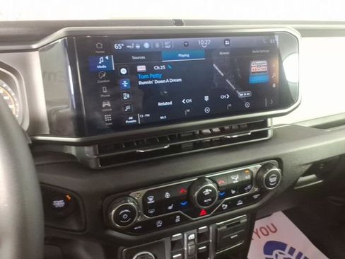 Used 2025 Jeep Wrangler Sport S image 22