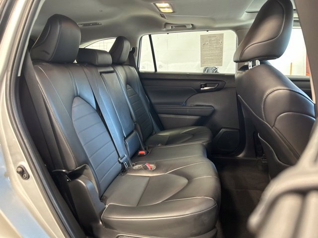 Used 2022 Toyota Highlander XLE AWD/4WD image 16