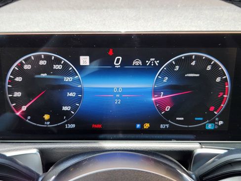 Used 2025 Mercedes-Benz GLB 250 4MATIC image 15