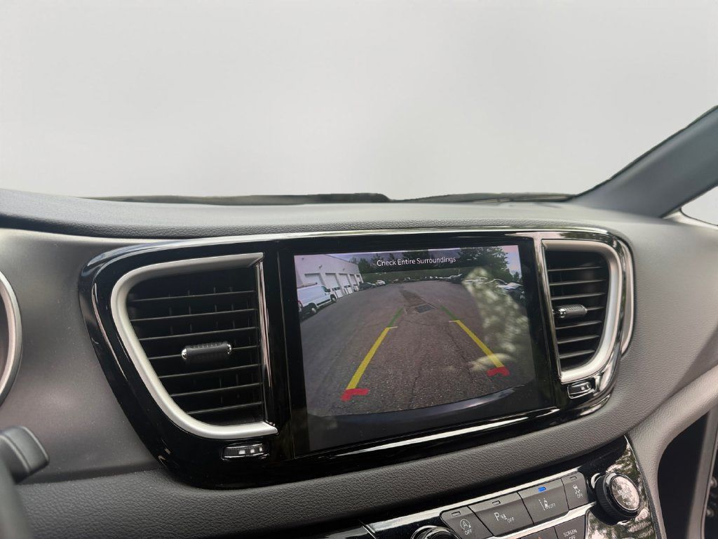 Used 2025 Chrysler Pacifica Select FWD image 16