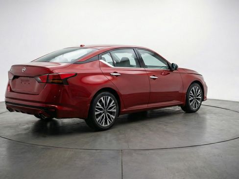 Used 2025 Nissan Altima 2.5 SV FWD image 9