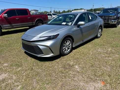 Used 2025 Toyota Camry LE FWD image 3