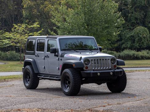 Used 2013 Jeep Wrangler Unlimited Rubicon w/ Connectivity Group AWD/4WD image 2