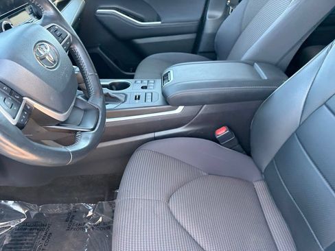 Used 2024 Toyota Highlander LE AWD/4WD image 19