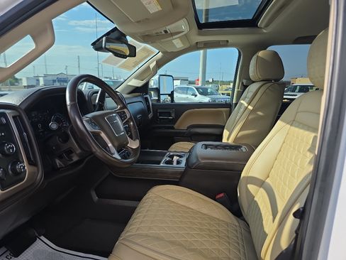 Used 2019 GMC Sierra 2500 Denali w/ Duramax Plus Package AWD/4WD image 8