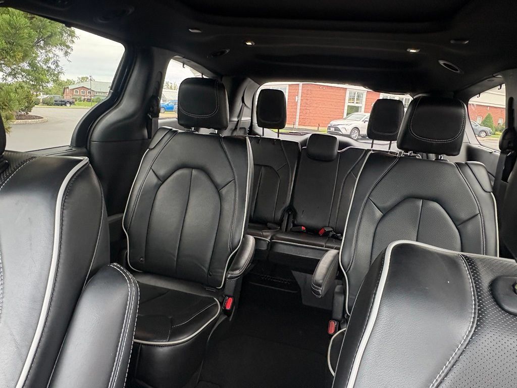 Used 2025 Chrysler Pacifica Limited FWD image 32