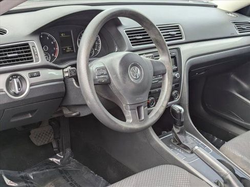 Used 2014 Volkswagen Passat S image 10