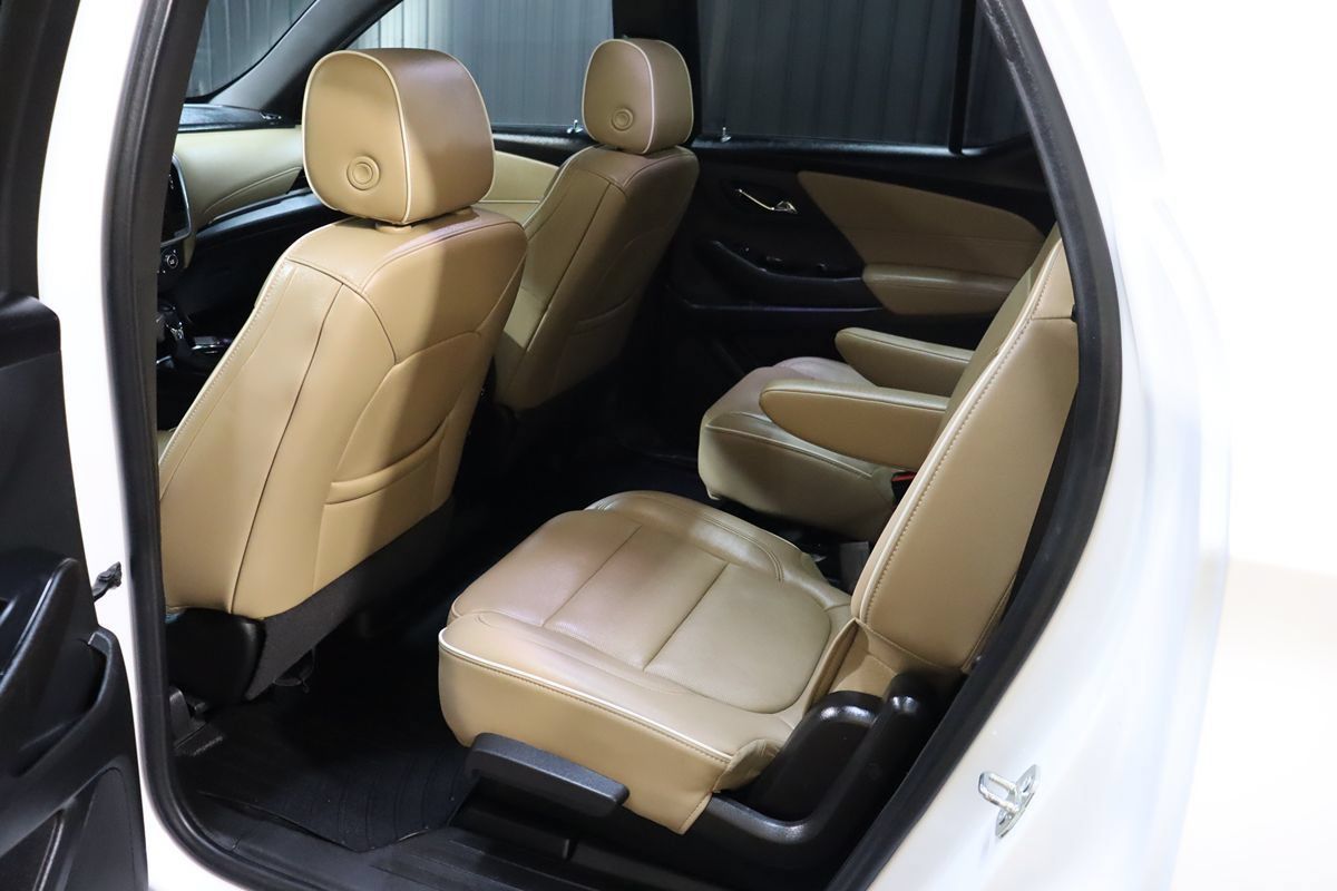 Used 2023 Chevrolet Traverse Premier FWD image 56