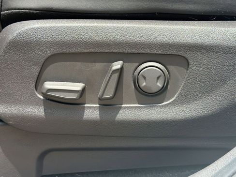 Used 2023 Kia Carnival LX FWD image 13