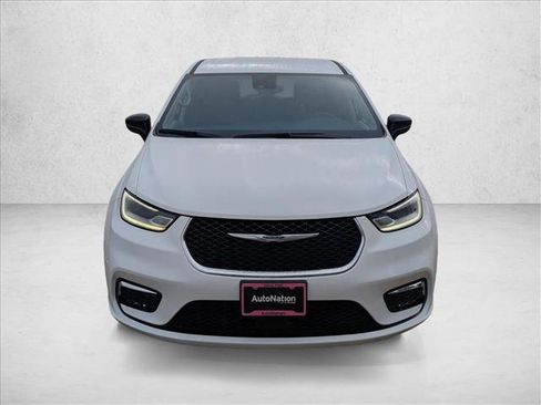 Used 2024 Chrysler Pacifica Select image 2