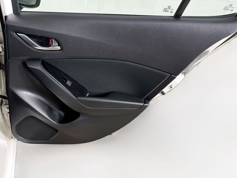 Used 2018 MAZDA MAZDA3 Sport image 29