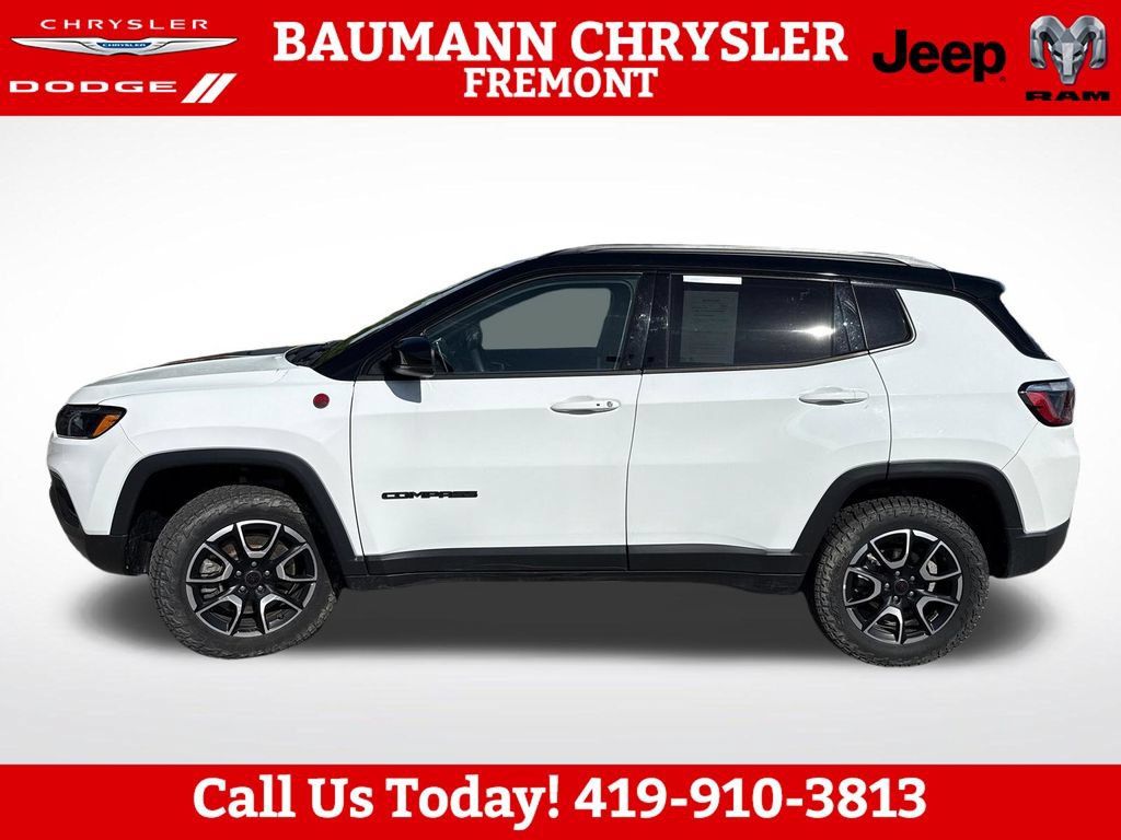 Used 2025 Jeep Compass Trailhawk AWD/4WD image 3
