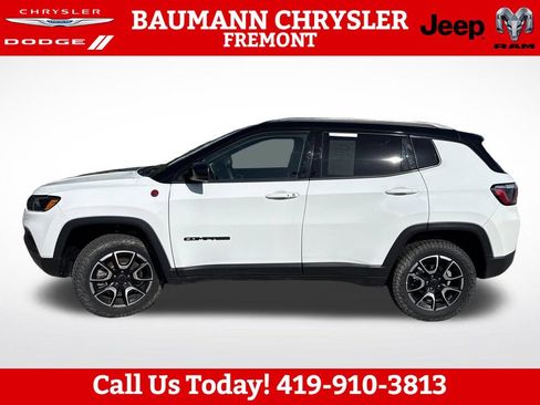 Used 2025 Jeep Compass Trailhawk AWD/4WD image 3