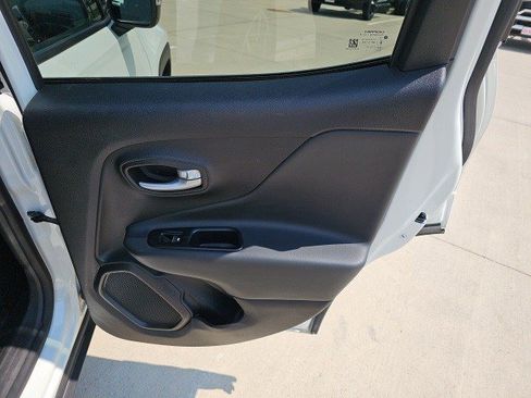 Used 2023 Jeep Renegade Latitude image 17