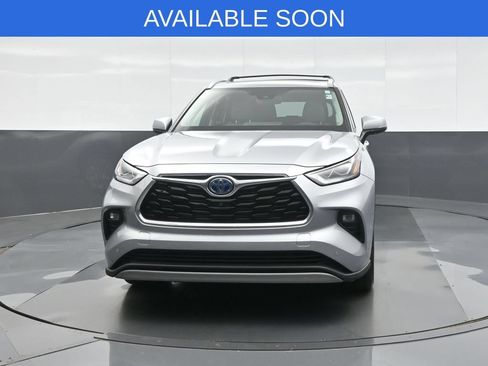 Used 2022 Toyota Highlander Platinum AWD/4WD image 2