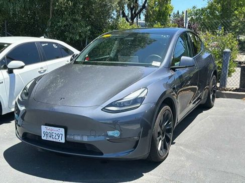 Used 2023 Tesla Model Y Long Range AWD/4WD image 2