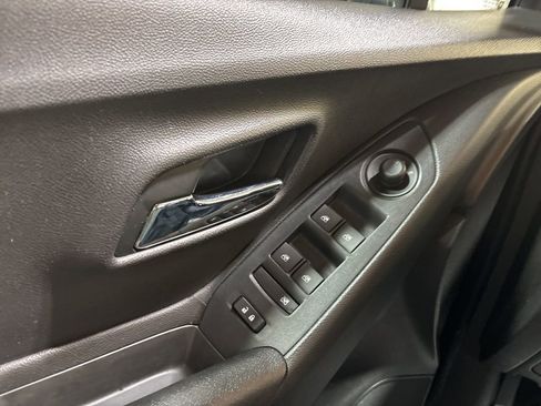Used 2018 Chevrolet Trax LS image 23