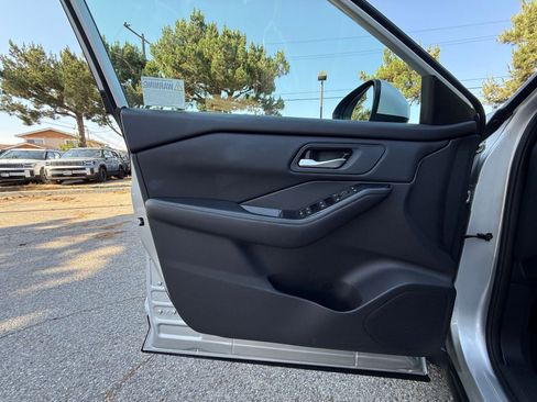 Used 2025 Nissan Rogue SV FWD image 18