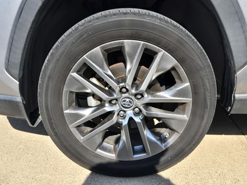Used 2019 Toyota RAV4 XLE Premium w/ Cold Weather Package FWD image 9