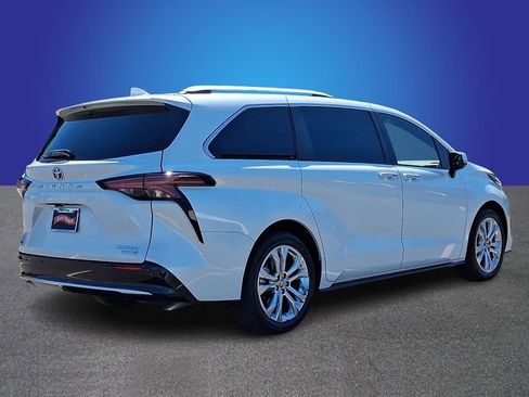 Used 2022 Toyota Sienna Platinum FWD image 4