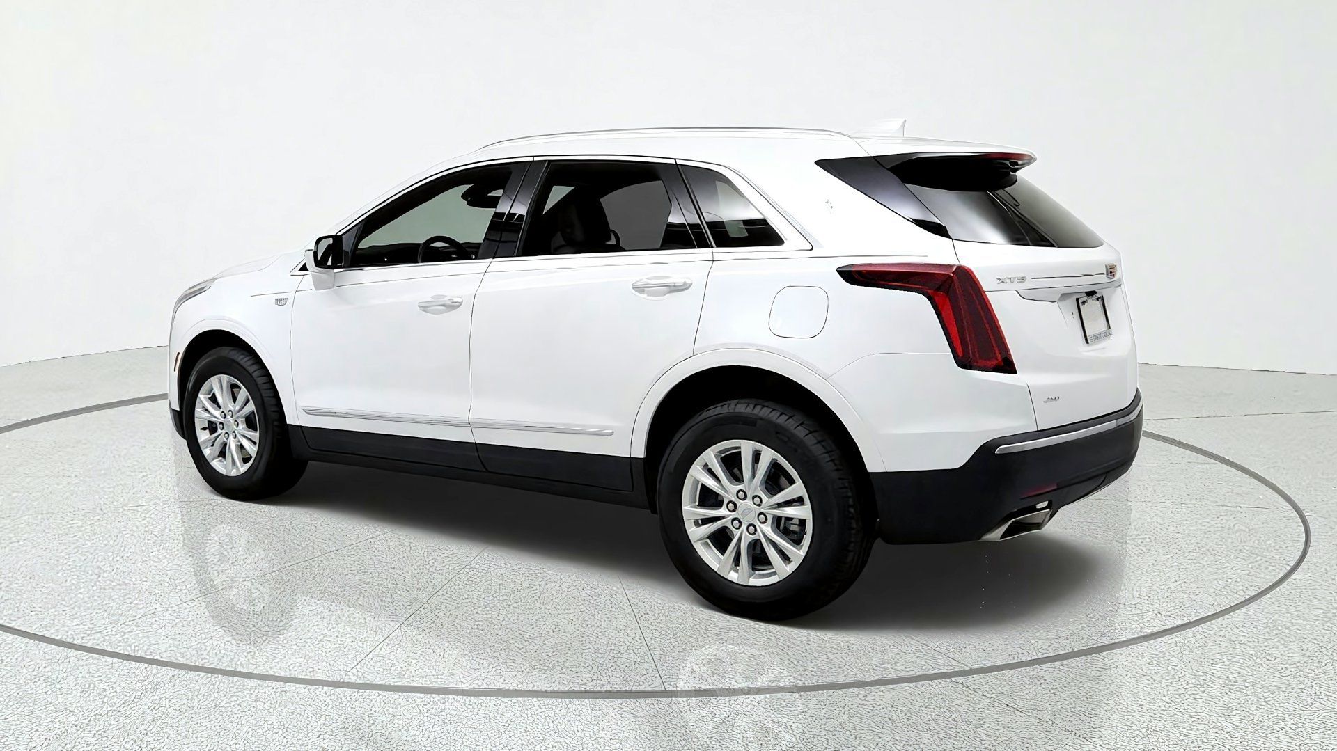 Certified 2024 Cadillac XT5 Luxury w/ LPO, Floor Liner Package AWD/4WD image 3