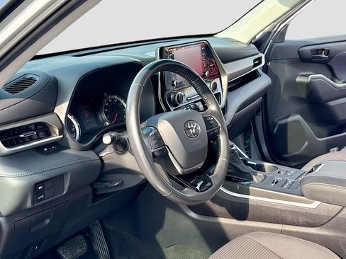 Used 2020 Toyota Highlander LE AWD/4WD image 4
