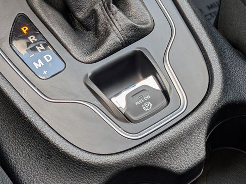 Used 2019 Jeep Cherokee Latitude Plus AWD/4WD image 32