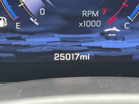 Used 2025 Chevrolet Suburban Z71 image 3