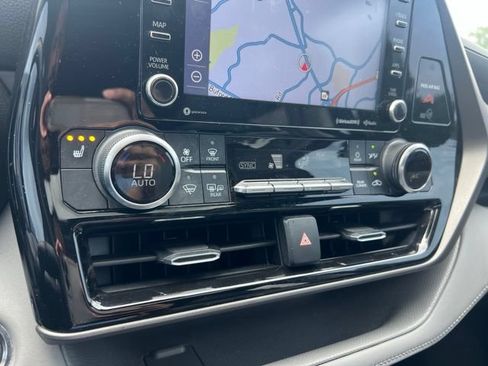 Used 2022 Toyota Highlander XLE FWD image 20